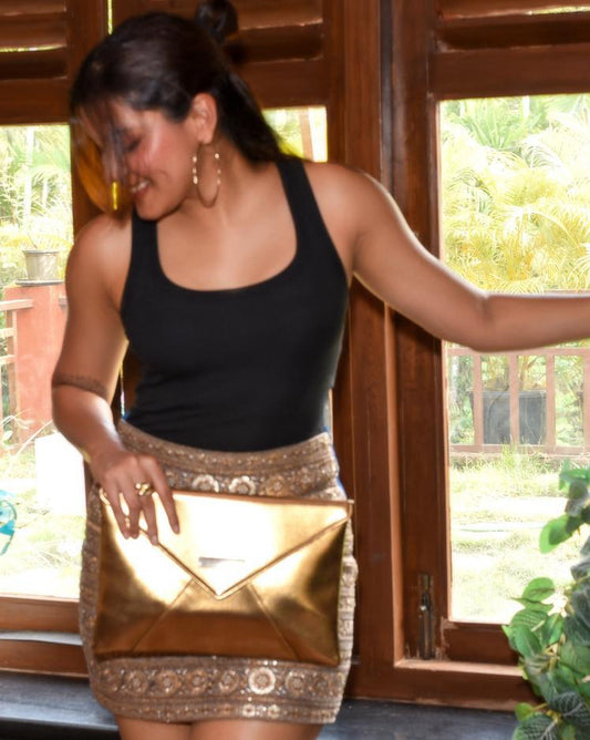 Capa - The Envelope Clutch